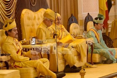 Tuanku Muhriz (dua dari kiri) membacakan titahnya pada majlis Istiadat Menzahirkan Kejadian Undang Luak Jelebu ke-17.