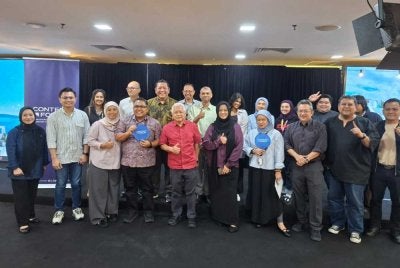 Penasihat Karangkraf, Datuk Hussamuddin Yaacub (tengah) bergambar bersama wakil media dan penerbitan ketika hadir pada program Sesi Meja Bula CMCF di Karangkraf, Shah Alam pada Rabu.