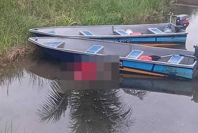  Seorang lelaki ditemukan mati dalam keadaan terapung berhampiran tebing Tasik Raban dekat pengkalan ikan di Kuak di sini.