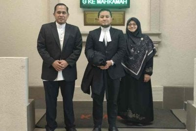 Dr Roslan dan Dr Saidah bersama peguam, Adnan Sharida & Associates yang mewakili mereka.