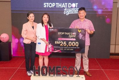 Homesoy menyalurkan sumbangan kewangan bagi menyokong program mamogram NCSM. 