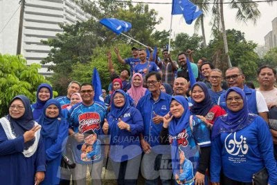 Tuminah (tengah) pada Kembara Jentera BN DUN Pantai Kundor pada Rabu.