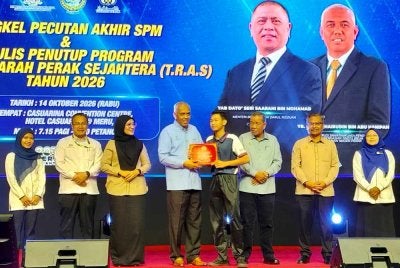 Khairudin (empat dari kiri) menyampaikan sijil kepada wakil pelajar sempena Bengkel Pecutan Akhir SPM dan Majlis Penutupan Program TRAS Tahun 2026 di Pusat Konvensyen Casuarina di Ipoh pada Rabu.