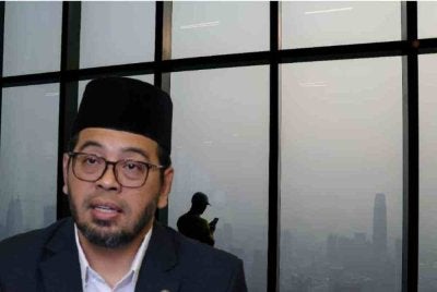 Suasana jerebu menyelubungi ibu negara dengan beberapa bangunan pencakar langit kelihatan samar dan menjejaskan jarak pengelihatan ketika tinjauan dari Menara Merdeka 118 dan Dr Zulkifli Hasan. - Bernama