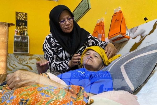 Nik Aliza sanggup berhenti kerja demi menjaga ibunya yang terlantar akibat demensia di Kampung Kubang Badak, Bachok.