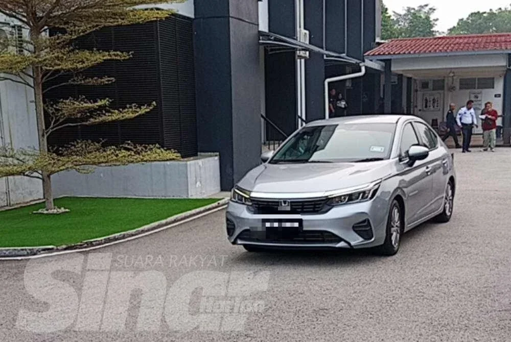 Kereta polis yang membawa tertuduh keluar dari mahkamah pada kira-kira jam 9.30 pagi.