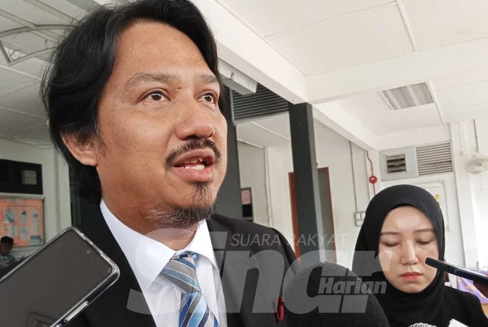 Mohd Azlan Shah ditemui selepas prosiding pendakwaan di Mahkamah Majistret Batu Pahat.
