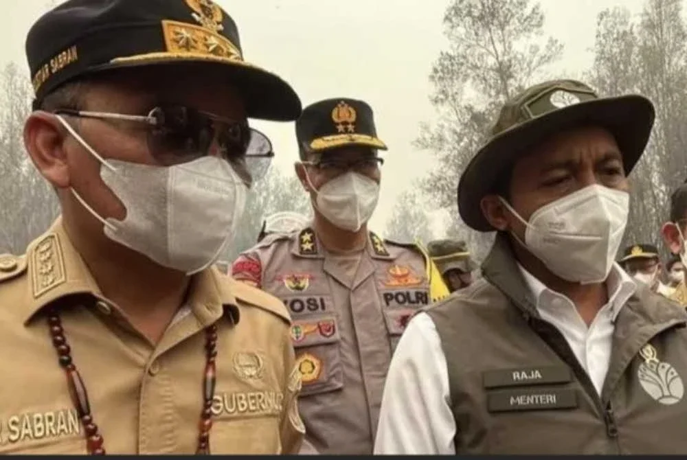 Raja Juli Antoni ketika mengadakan lawatan ke Kalimantan. Foto: Agensi