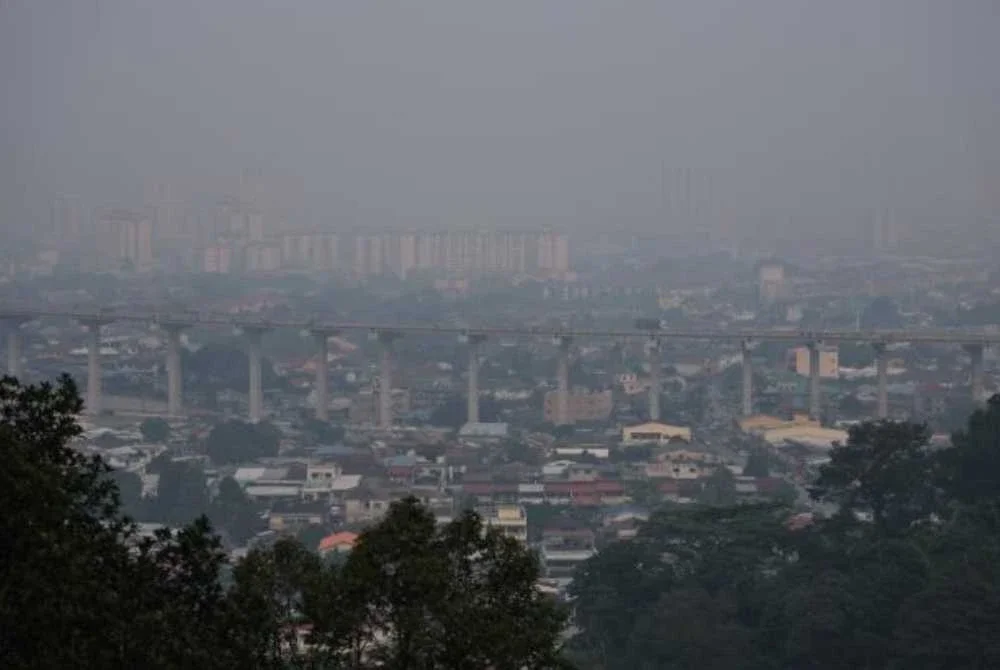 Sebanyak 34 kawasan merekodkan IPU tidak sihat setakat 9 pagi dengan Johan Setia di Selangor mencatatkan bacaan tertinggi 192. Foto Bernama