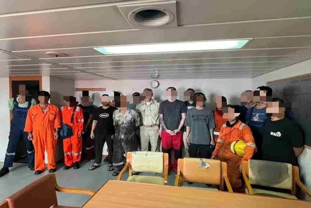 Tiga kru terdiri daripada seorang warga Rusia berusia 34 tahun dan dua warga Myanmar masing-masing berusia 33 dan 37 tahun dibawa ke Ibu Pejabat Maritim Negeri Perak bagi membantu siasatan. Foto: Maritim Malaysia