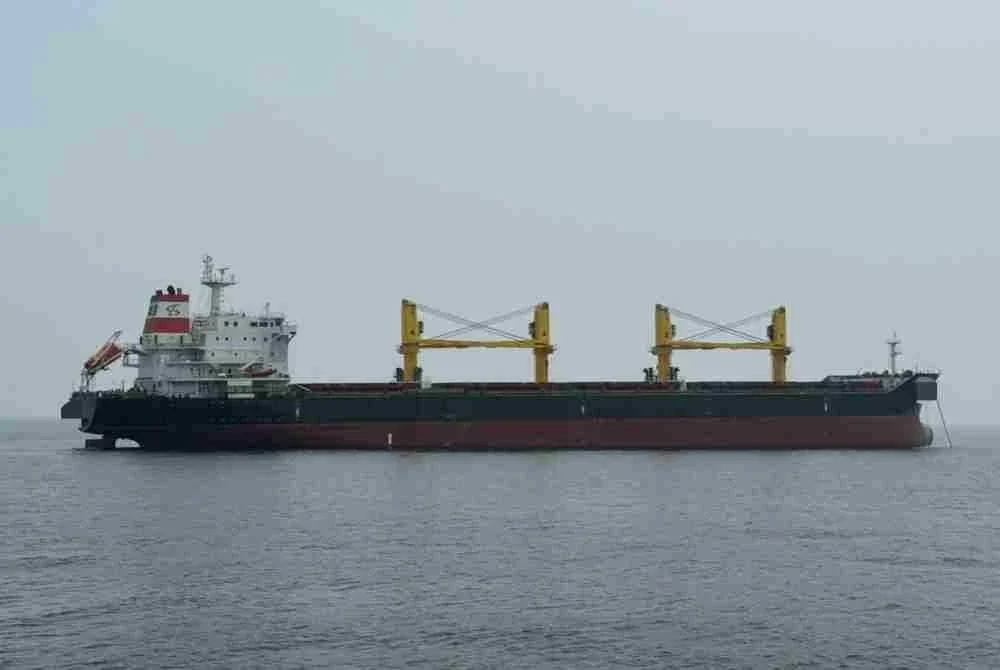 Sebuah kapal kargo asing selepas dikesan bersauh tanpa kebenaran di kedudukan kira-kira 23.4 batu nautika barat daya Tanjung Lumba-Lumba, perairan Perak dekat Lumut, Selasa lalu. Foto: Maritim Malaysia