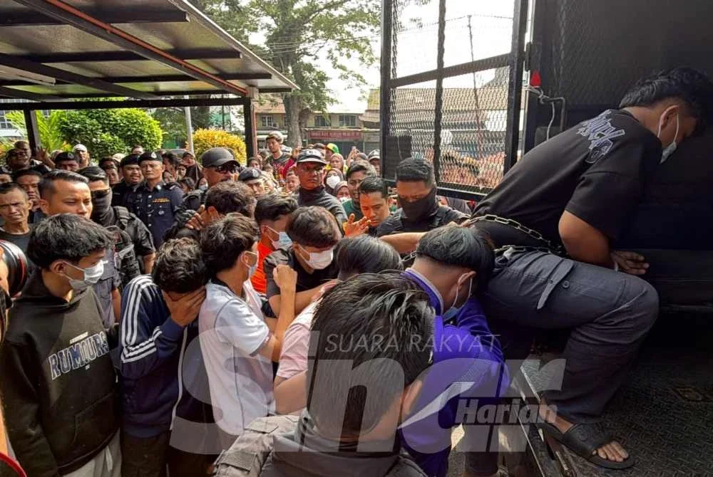 Tertuduh dibawa keluar dari Mahkamah Majistret Gurun pada Khamis.
