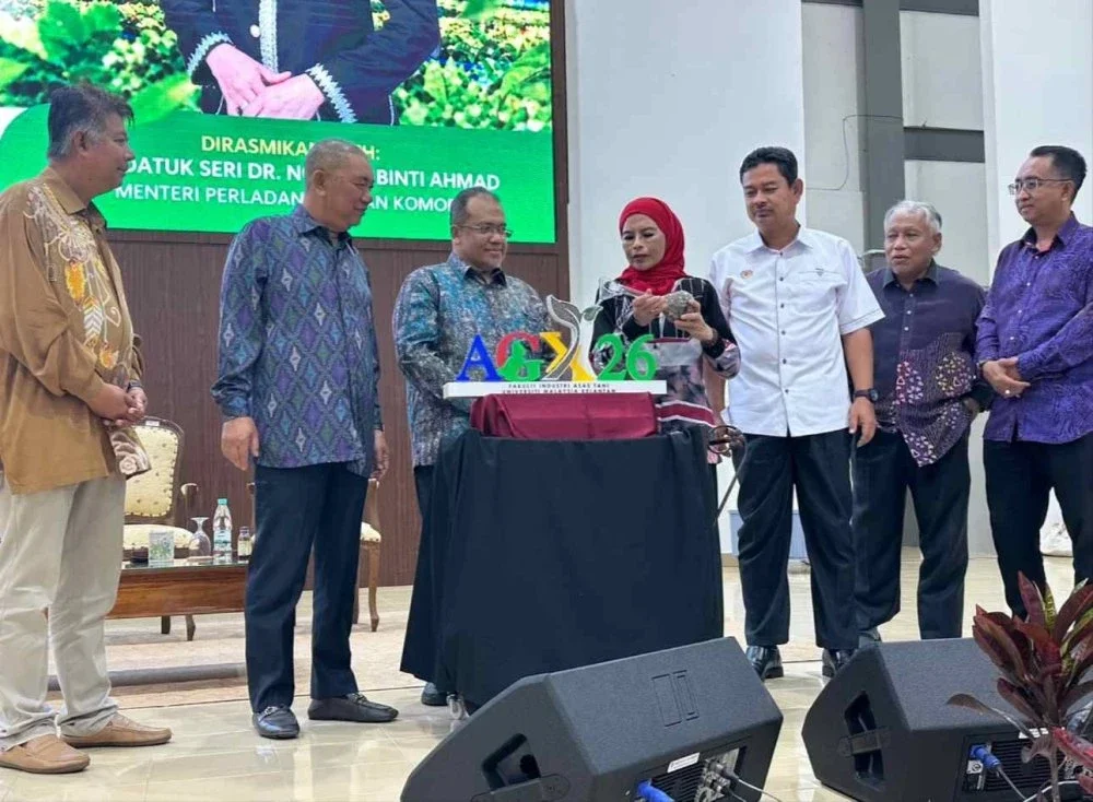 Noraini (empat dari kanan) menuang daun teh kenaf ke dalam logo karnival sebagai simbolik pelancaran. FOTO SINAR HARIAN - ADILA SHARINNI WAHID