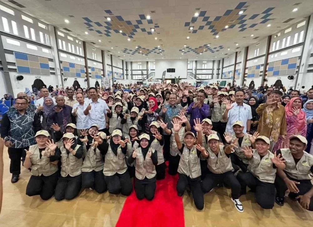 Warga UMK bergambar bersama dengan kenamaan pada karnival di Jeli.
FOTO SINAR HARIAN - ADILA SHARINNI WAHID