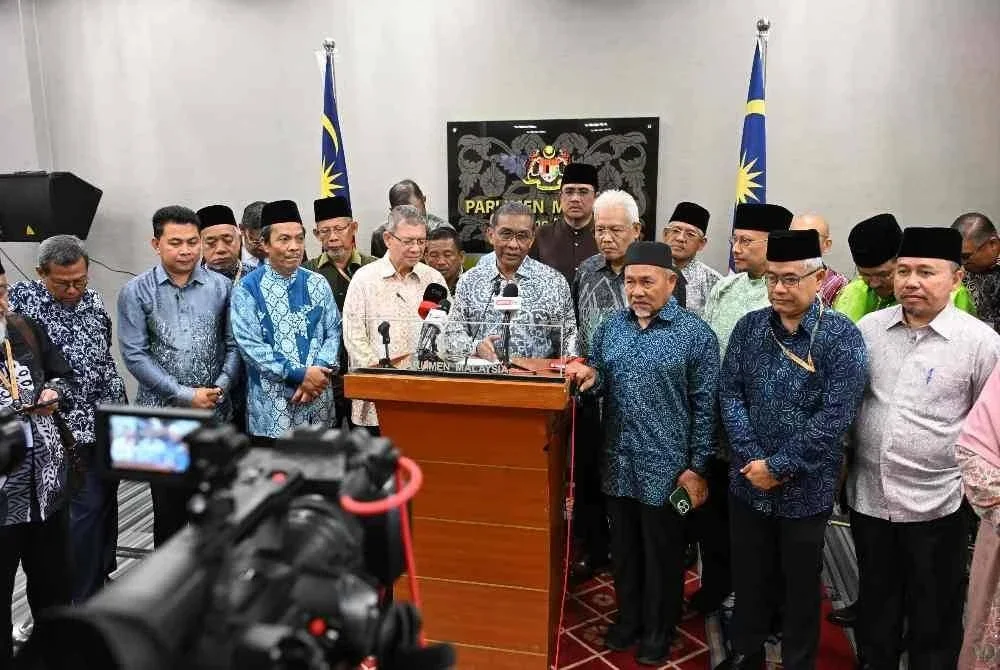 Takiyuddin (tengah) ketika sidang akhbar di Parlimen, pada Khamis.