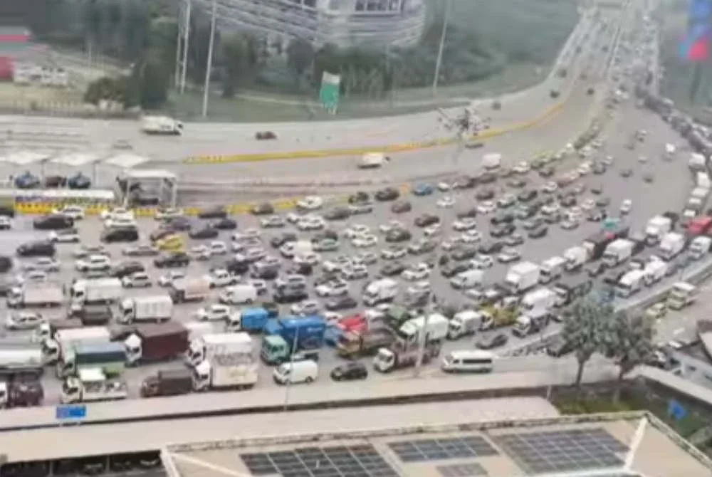 Kesesakan dilaporkan berlarutan hingga tengah hari apabila pengguna masih berkongsi keadaan trafik sesak setakat 12.40 tengah hari tadi. Foto tangkap layar video pengguna Threads