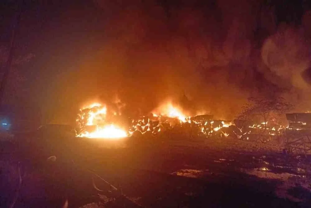 Anggota bomba menjalankan operasi pemadaman kebakaran di tapak pelupusan sampah di Kampung Pasir Putih, Pasir Gudang yang masih berterusan sejak malam Rabu.- Foto JBPM Johor