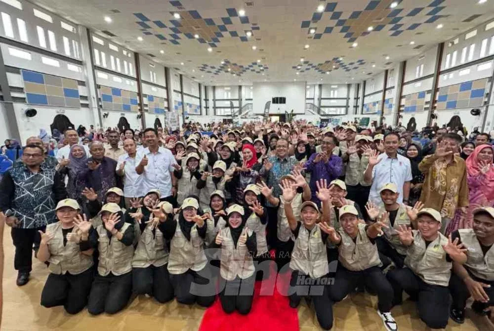Warga UMK bergambar bersama dengan kenamaan pada karnival di Jeli. FOTO SINAR HARIAN - ADILA SHARINNI WAHID