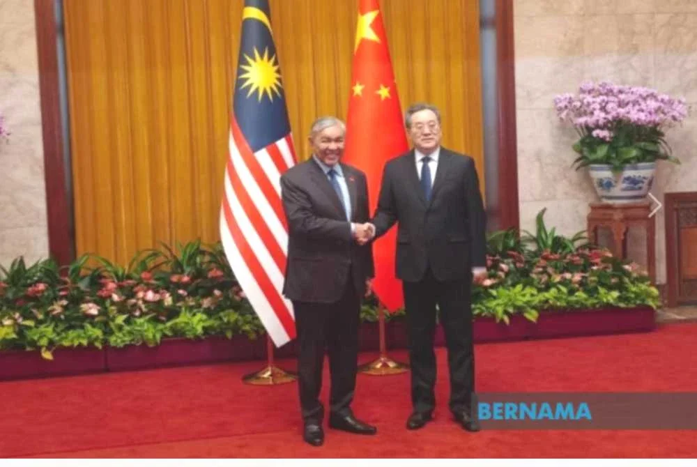 Ahmad Zahid mengadakan kunjungan hormat ke atas rakan sejawatnya dari China, Ding Xuexiang
di Dewan Besar Rakyat. Foto Bernama