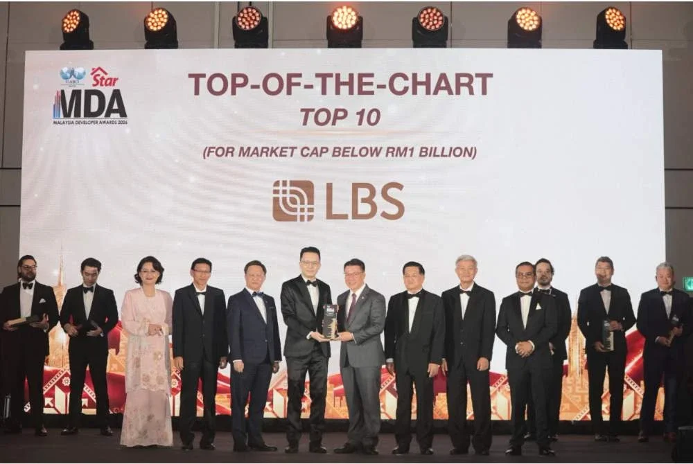 Timbalan Ketua Pegawai Eksekutif LBS, Lim Kim Kiat (enam dari kiri) menerima Anugerah Carta Utama daripada Kor Ming pada MDA 2026.