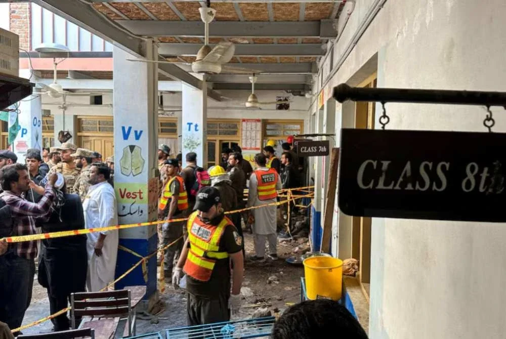 Beberapa kanak-kanak masih terperangkap di bawah runtuhan. Foto Agensi