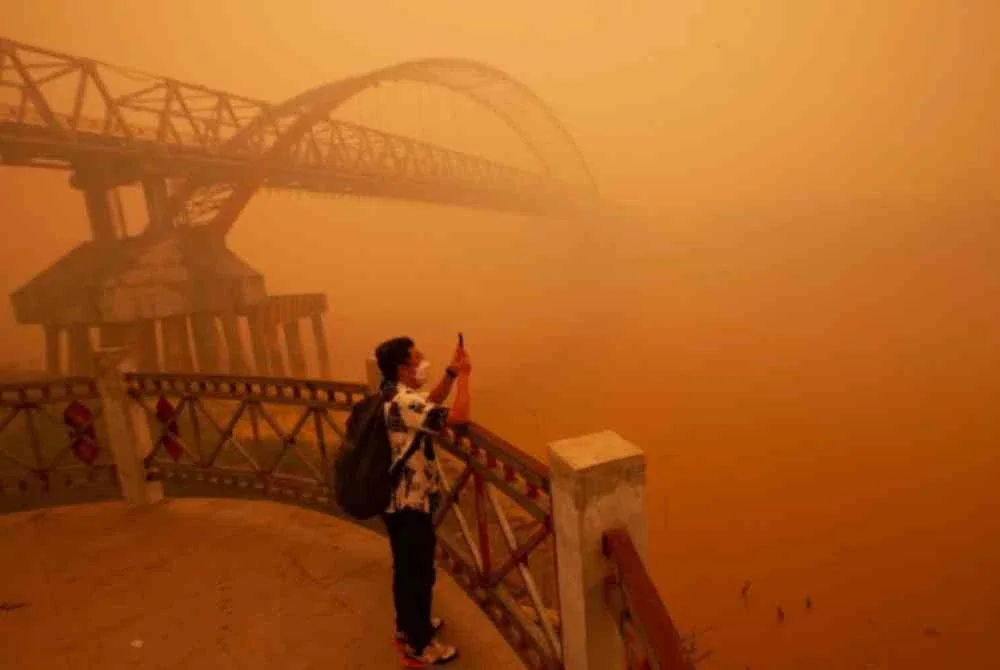 Keadaan jerebu yang masih tidak membaik membuatkan segelintir rakyat Indonesia mahukan negara jiran memberi lebih tekanan kepada Jakarta. Foto Agensi