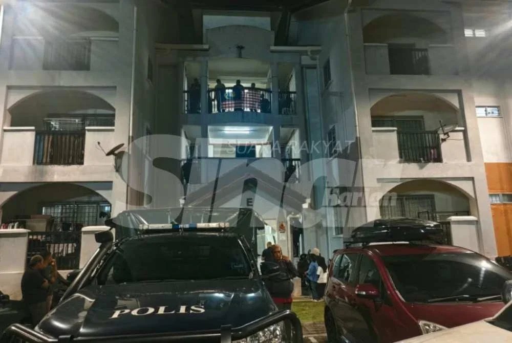 Seorang wanita maut dipercayai dibunuh suaminya dalam kejadian di sebuah rumah di Kuarters KLIA di sini pada Khamis.