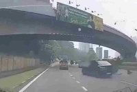 Tangkap layar video tular memaparkan keadaan kemalangan di Jalan Kuching pada Sabtu. 