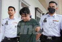 Lelaki berusia 24 tahun itu dibawa ke Mahkamah Majistret Kuala Lumpur bagi menghadapi tiga pertuduhan kes jenayah. Foto SINAR HARIAN-ROSLI TALIB 