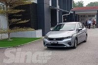 Kereta polis yang membawa tertuduh keluar dari mahkamah pada kira-kira jam 9.30 pagi.
