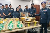Amran (kanan) menunjukkan gambar kompresor yang digunakan untuk menyembunyikan dadah