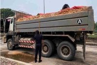 Anggota JPJ melaksanakan pemeriksaan ke atas sebuah lori yang didapati membawa muatan melebihi had pada Rabu. Foto: JPJ Selangor