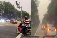 Adegan MPV mengejar Proton Saga merah dinaiki pasangan kekasih yang melarikan diri ketika pemeriksaan polis.