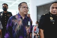 Bekas pengarah pusat pendidikan di sebuah universiti awam mengaku tidak bersalah di Mahkamah Sesyen Shah Alam atas dua pertuduhan menyalahgunakan kedudukan bagi mendapatkan kontrak pekerjaan bernilai keseluruhan RM3.12 juta pada 2022. Foto Bernama
