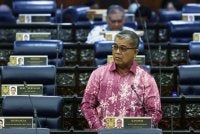 Aaron pada sesi soal jawab di Dewan Rakyat, Khamis. Foto Bernama