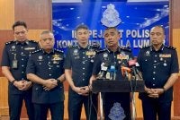 Fadil (dua dari kanan) ketika sidang akhbar di Ibu Pejabat Polis Kontinjen Kuala Lumpur pada Khamis.