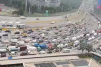 Kesesakan dilaporkan berlarutan hingga tengah hari apabila pengguna masih berkongsi keadaan trafik sesak setakat 12.40 tengah hari tadi. Foto tangkap layar video pengguna Threads