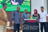Noraini (dua dari kanan) menuang daun teh kenaf ke dalam logo karnival sebagai simbolik pelancaran. FOTO SINAR HARIAN - ADILA SHARINNI WAHID