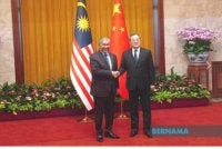 Ahmad Zahid mengadakan kunjungan hormat ke atas rakan sejawatnya dari China, Ding Xuexiang
di Dewan Besar Rakyat. Foto Bernama