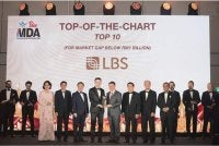 Timbalan Ketua Pegawai Eksekutif LBS, Lim Kim Kiat (enam dari kiri) menerima Anugerah Carta Utama daripada Kor Ming pada MDA 2026.