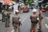 Kereta berwarna merah dengan nombor pendaftaran Malaysia itu ditemukan di laluan pejalan kaki di Sukhumvit 17, daerah Lumpini, Bangkok.