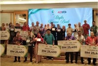 Pihak pengurusan TZA bergambar bersama wakil pihak sekolah selepas sesi penyampaian sumbangan pada Majlis Kirana Budi Yayasan TZA di sini pada Khamis.