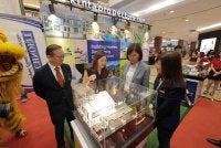 Sandrea ketika meninjau pameran perumahan pada Ekspo Hartanah Malaysia (MAPEX) 2026 di Aeon Mall Kinta City di Ipoh pada Khamis.