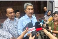 Mohamad ditemui pemberita selepas menyampaikan sumbangan bagi Parlimen Rembau di Dewan Orang Ramai Rantau.