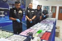 Sekatan jalan raya yang dilakukan pihak polis di daerah ini semalam membongkarkan kegiatan pengedaran dadah membabitkan seorang jurulatih renang.