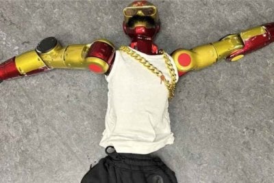 Robot setinggi kira-kira 120 sentimeter itu ditemui di dalam ruang but sebuah kenderaan dan dimiliki remaja lelaki berusia 19 dan 16 tahun. Foto Agensi