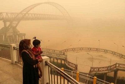 Jerebu tebal berwarna jingga menyelubungi Palangkaraya, Kalimantan Tengah.