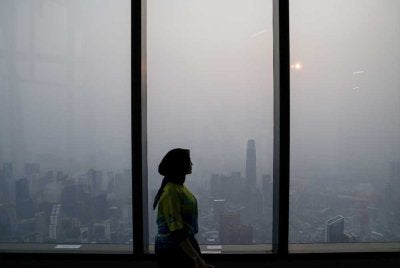 Suasana jerebu menyelubungi ibu negara dengan beberapa bangunan pencakar langit kelihatan samar dan menjejaskan jarak pengelihatan ketika tinjauan dari Menara Merdeka 118 pada Rabu. Foto Bernama