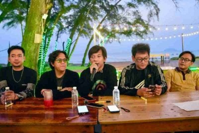 Rian (tengah) bersama anggota kumpulannya semasa sidang akhbar selepas sesi bertemu bersama peminat di Kota Kinabalu.