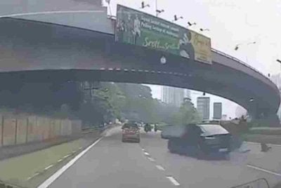 Tangkap layar video tular memaparkan keadaan kemalangan di Jalan Kuching pada Sabtu. 
